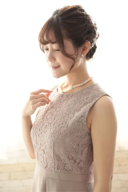 ピンクベージュのトップスレース×ペプラムドレスコーディネートセット