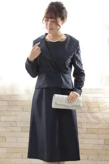 ネイビーの刺繍入りボレロ