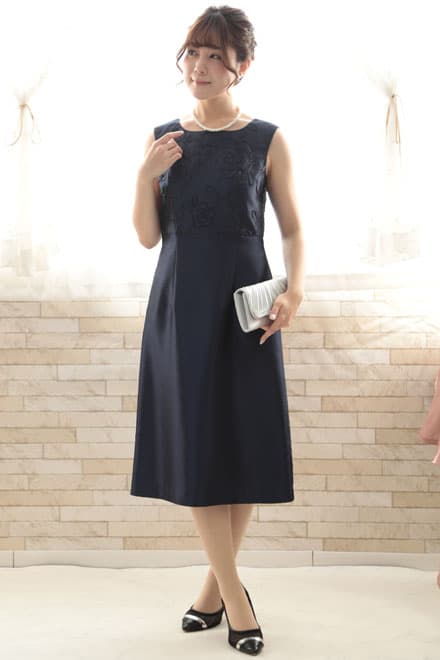 ネイビーーのフラワー刺繍入りノースリーブドレスコーディネートセット