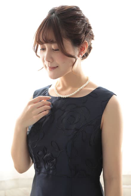 ネイビーーのフラワー刺繍入りノースリーブドレスコーディネートセット