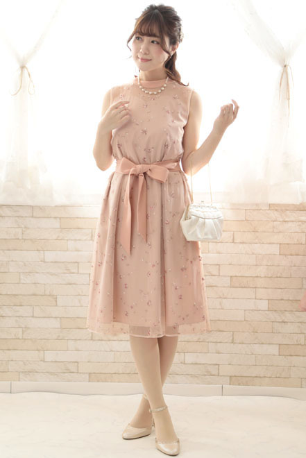 ピンクの小花柄刺繍入りウエストリボンドレス