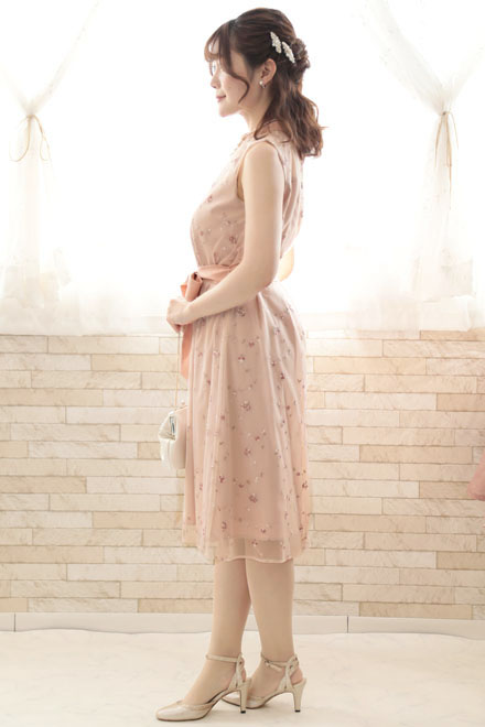 ピンクの小花柄刺繍入りウエストリボンドレス