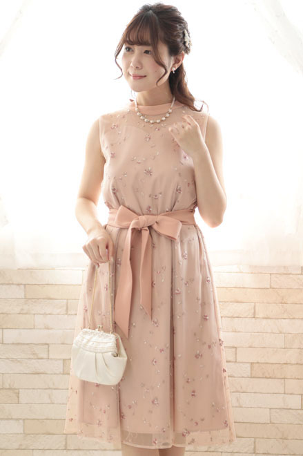 ピンクの小花柄刺繍入りウエストリボンドレス