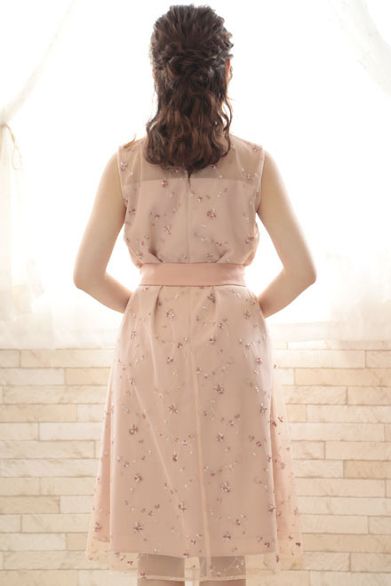 ピンクの小花柄刺繍入りウエストリボンドレス