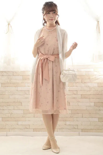 ピンクの小花柄刺繍入りウエストリボンドレス