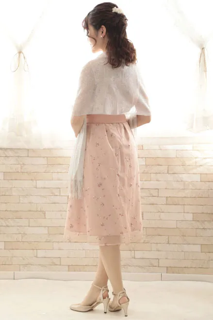 ピンクの小花柄刺繍入りウエストリボンドレス