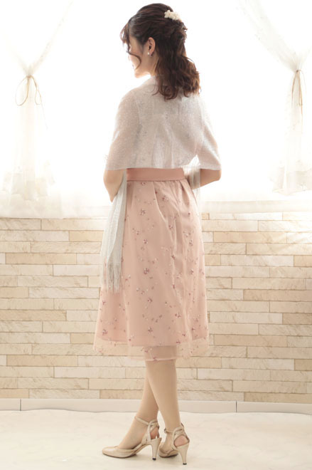 ピンクの小花柄刺繍入りウエストリボンドレス