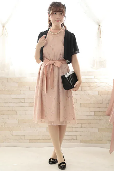 ピンクの小花柄刺繍入りウエストリボンドレス
