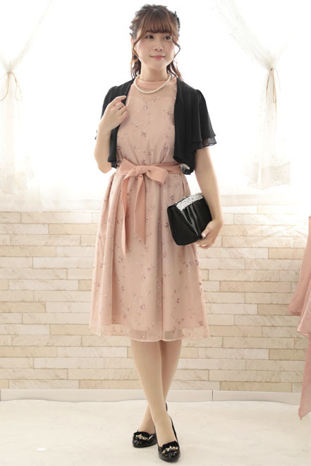 ピンクの小花柄刺繍入りウエストリボンドレス