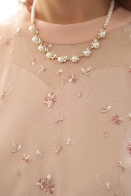 ピンクの小花柄刺繍入りウエストリボンドレス