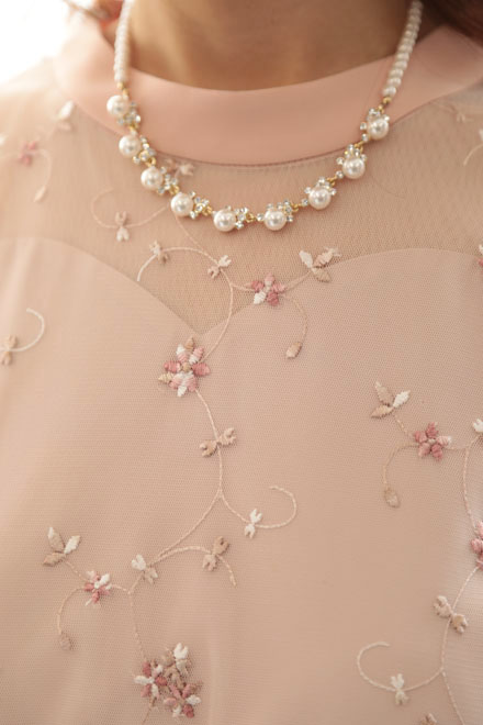 ピンクの小花柄刺繍入りウエストリボンドレス