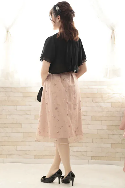 ピンクの小花柄刺繍入りウエストリボンドレス