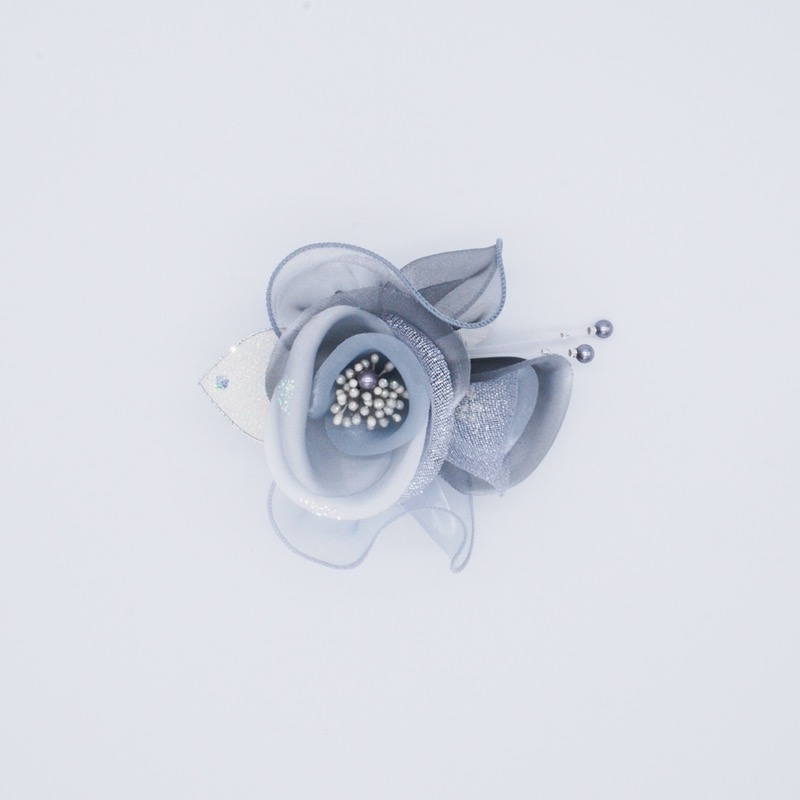 シルバーグレーのローズコサージュ