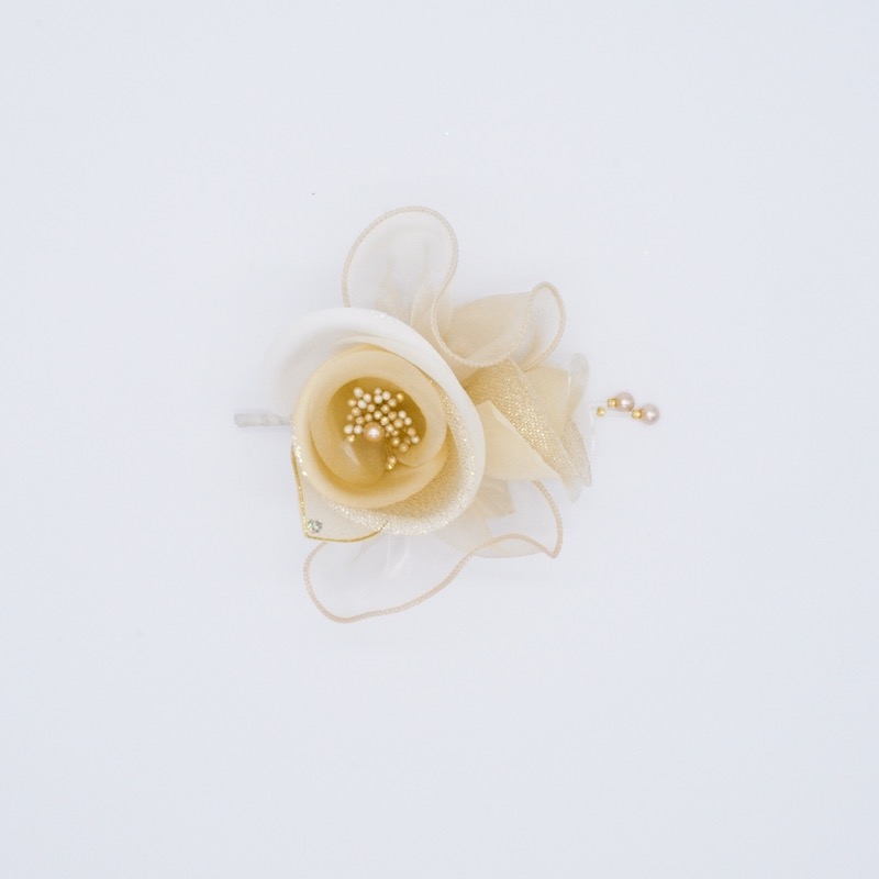 ライトベージュのローズコサージュ