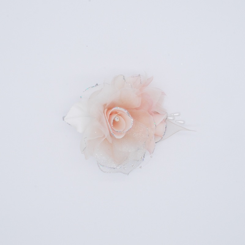 ライトピンクのフラワーコサージュ