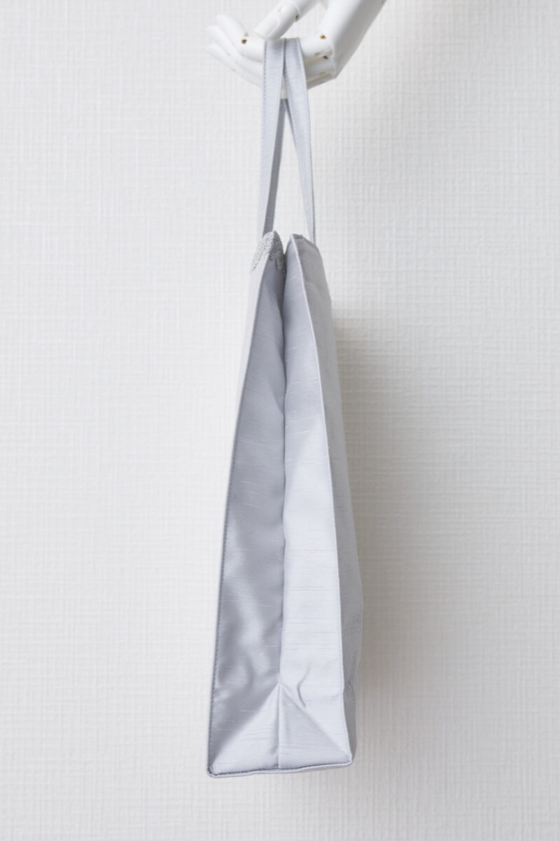 グレーのシャンタンサブバッグ