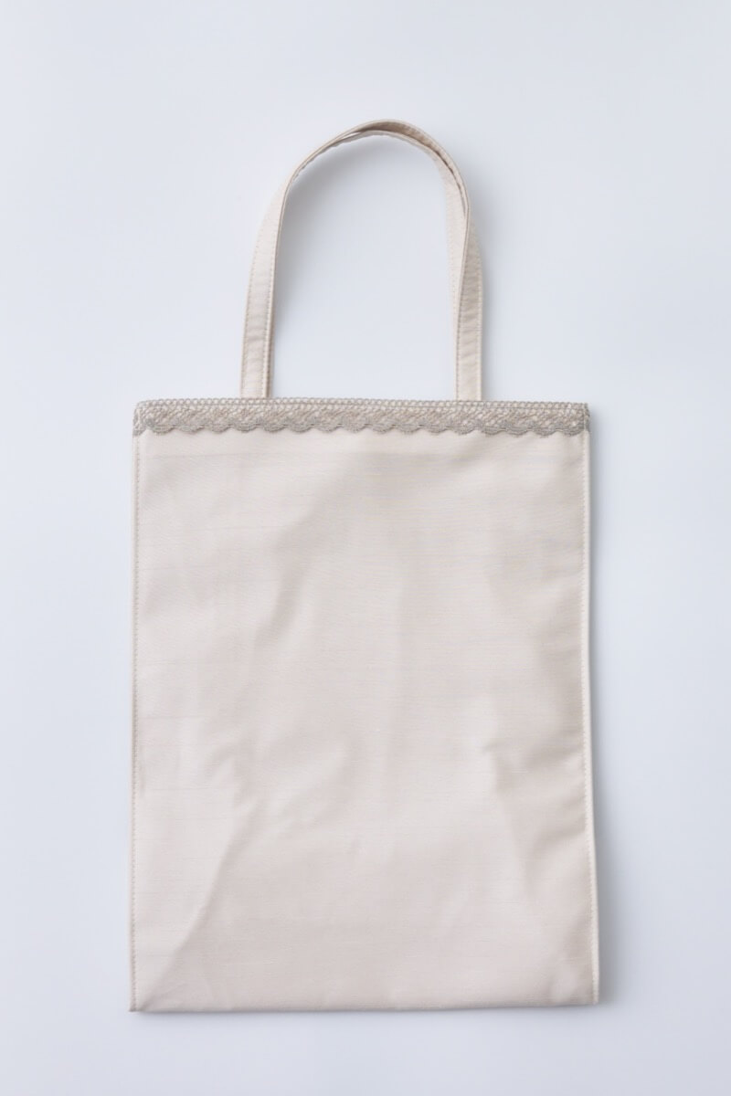 シャンパンゴールドのシャンタンサブバッグ