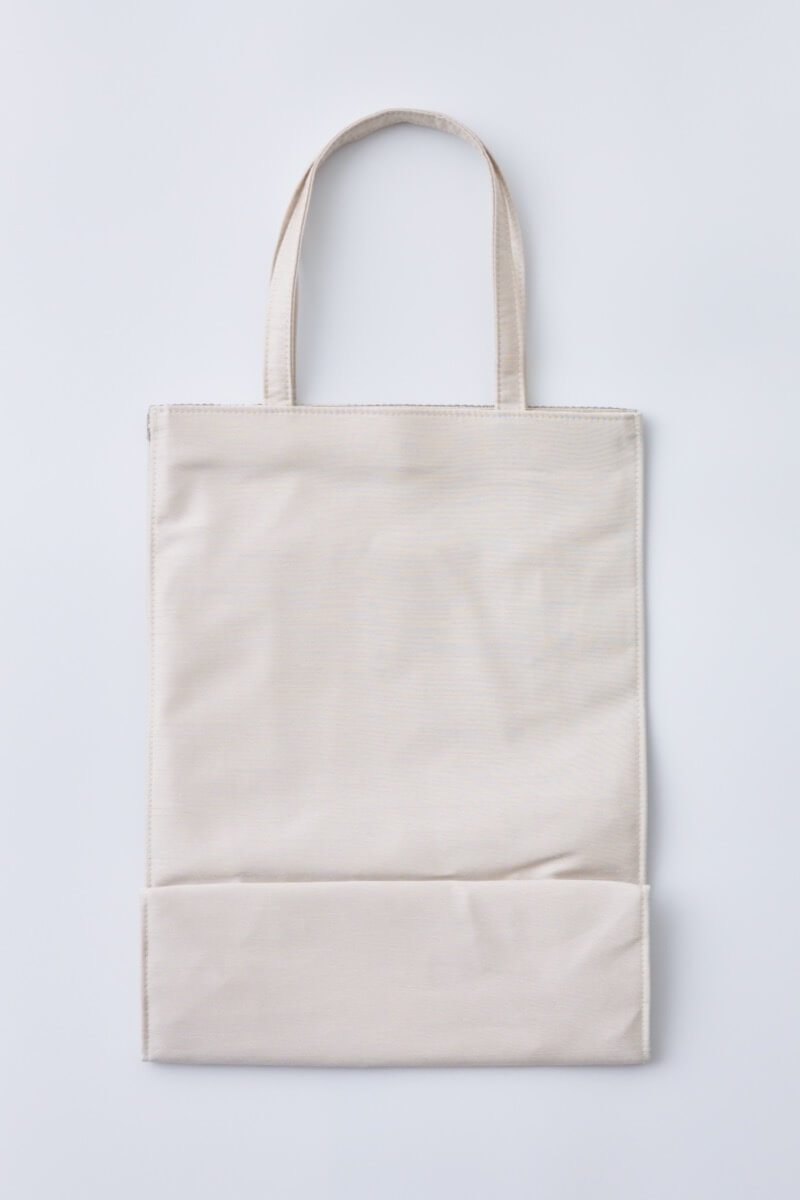 シャンパンゴールドのシャンタンサブバッグ