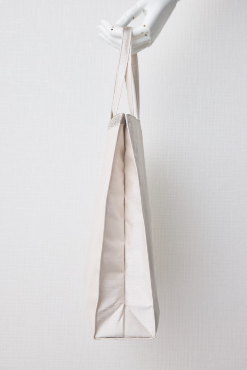 シャンパンゴールドのシャンタンサブバッグ