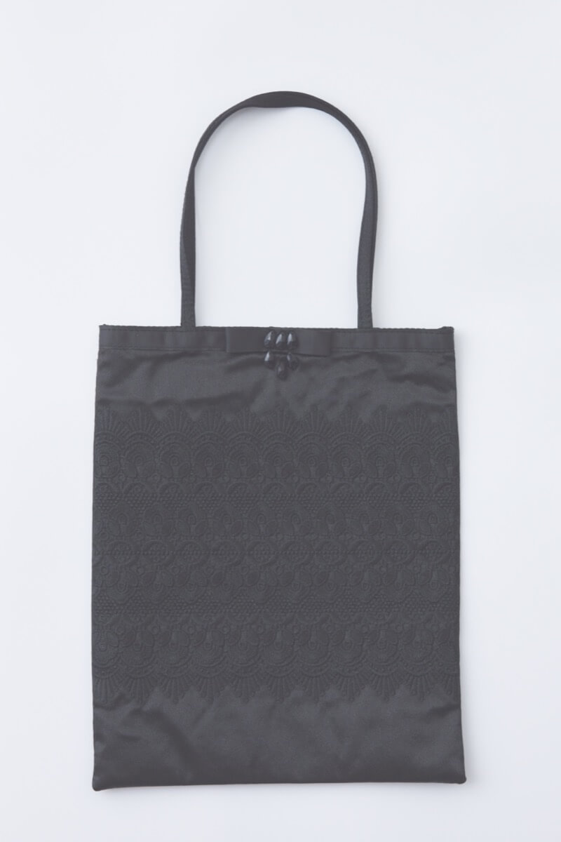 ブラックのエンブロイダリーサブバッグ