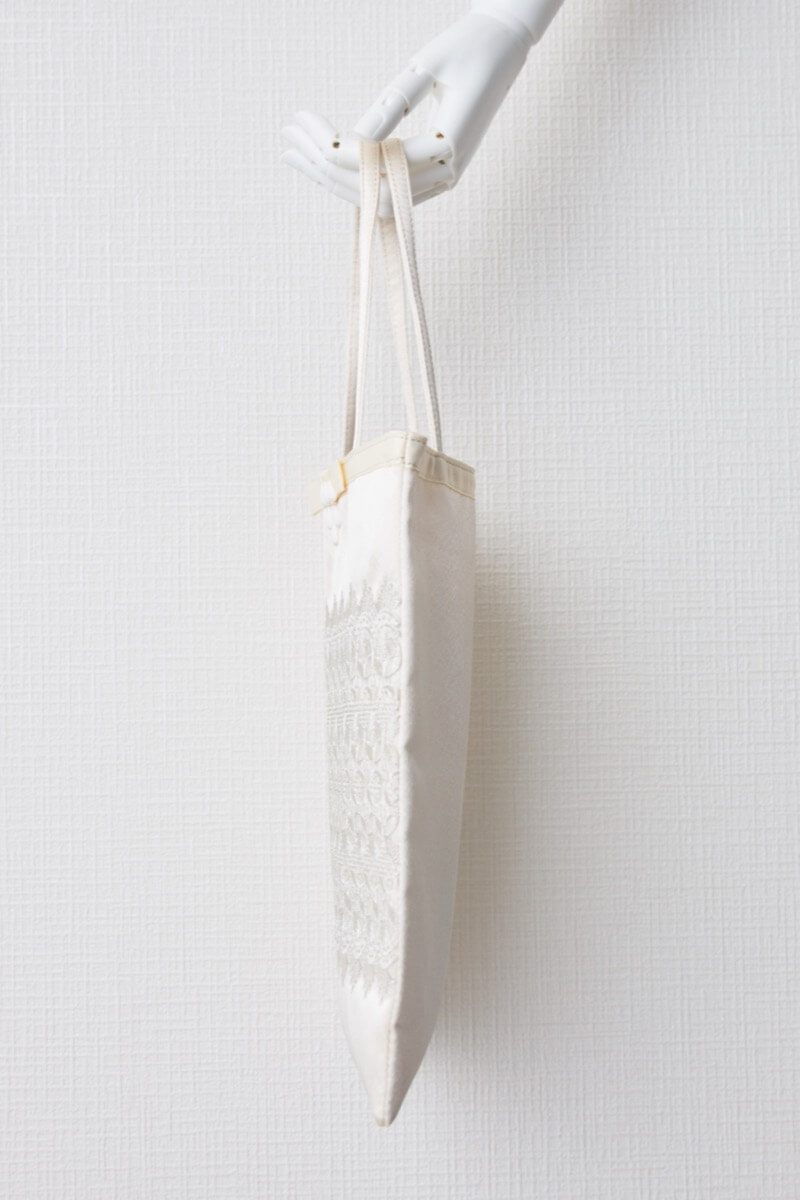 オフホワイトエンブロイダリーサブバッグ