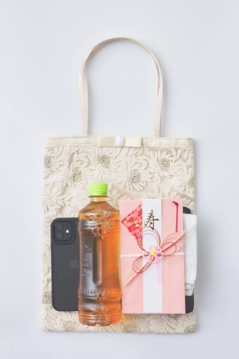 ベージュのフラワーレースサブバッグ