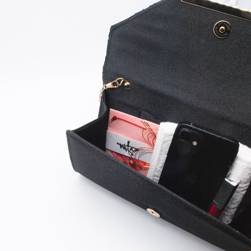 ブラックのレース×プレートクラッチバッグ