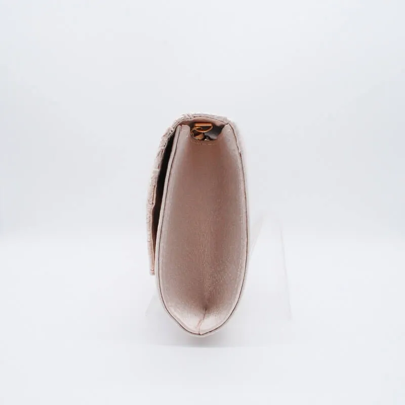 ベージュのレース×プレートクラッチバッグ