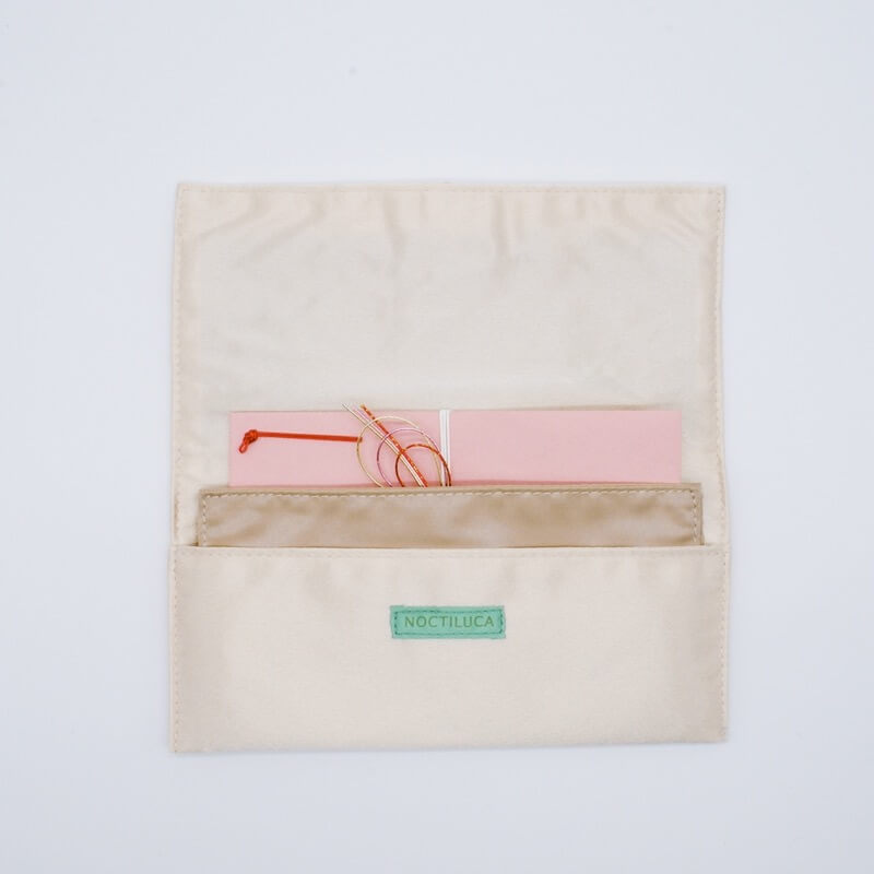 オフホワイトのエンブロイダリーふくさ