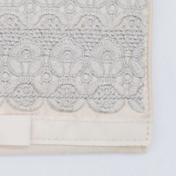 オフホワイトのエンブロイダリーふくさ