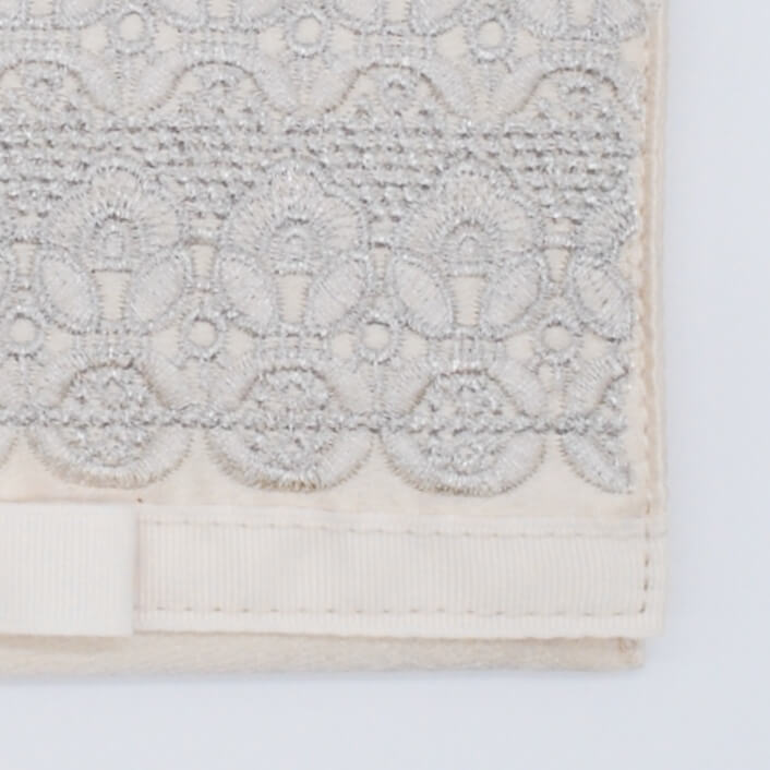 オフホワイトのエンブロイダリーふくさ