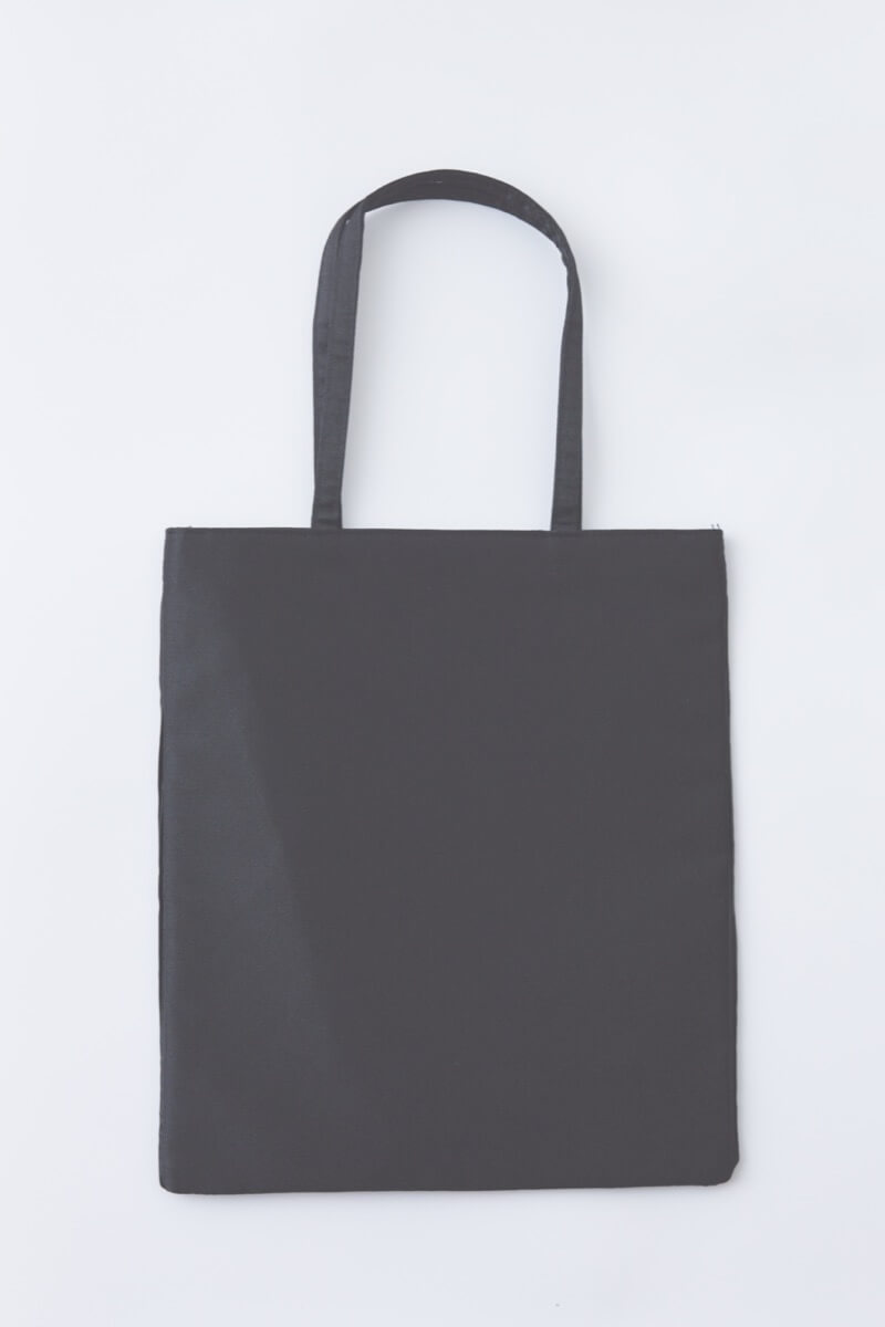 ブラックのプリーツサテンサブバッグ