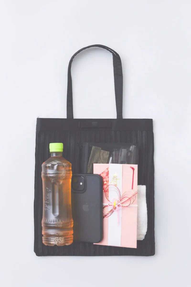 ブラックのプリーツサテンサブバッグ