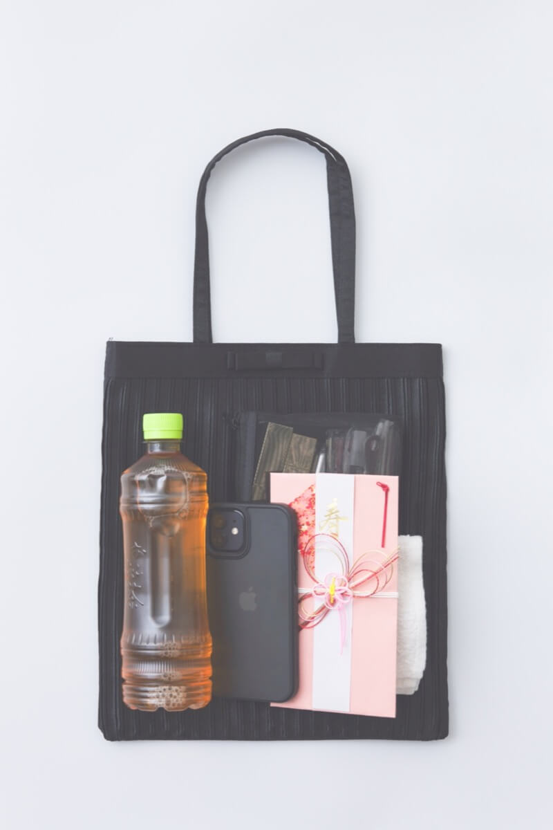 ブラックのプリーツサテンサブバッグ