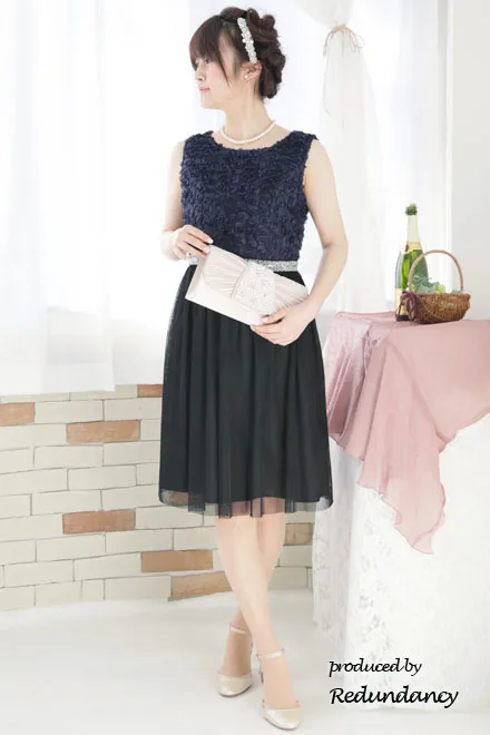 ネイビー×ブラックのフラワーモチーフチュールドレス