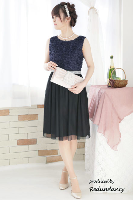 ネイビー×ブラックのフラワーモチーフチュールドレス