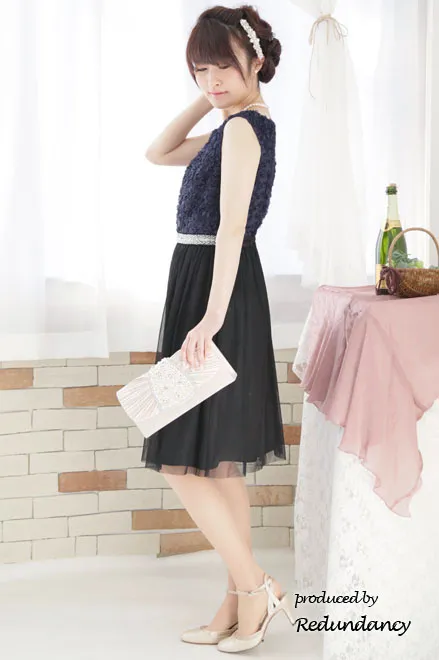 ネイビー×ブラックのフラワーモチーフチュールドレス