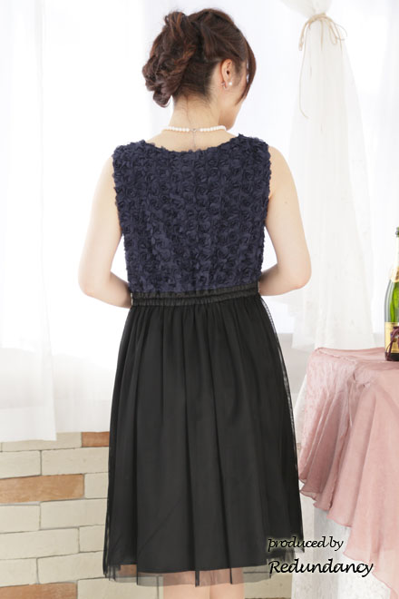 ネイビー×ブラックのフラワーモチーフチュールドレス