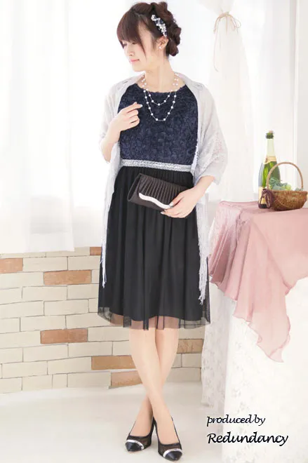 ネイビー×ブラックのフラワーモチーフチュールドレス