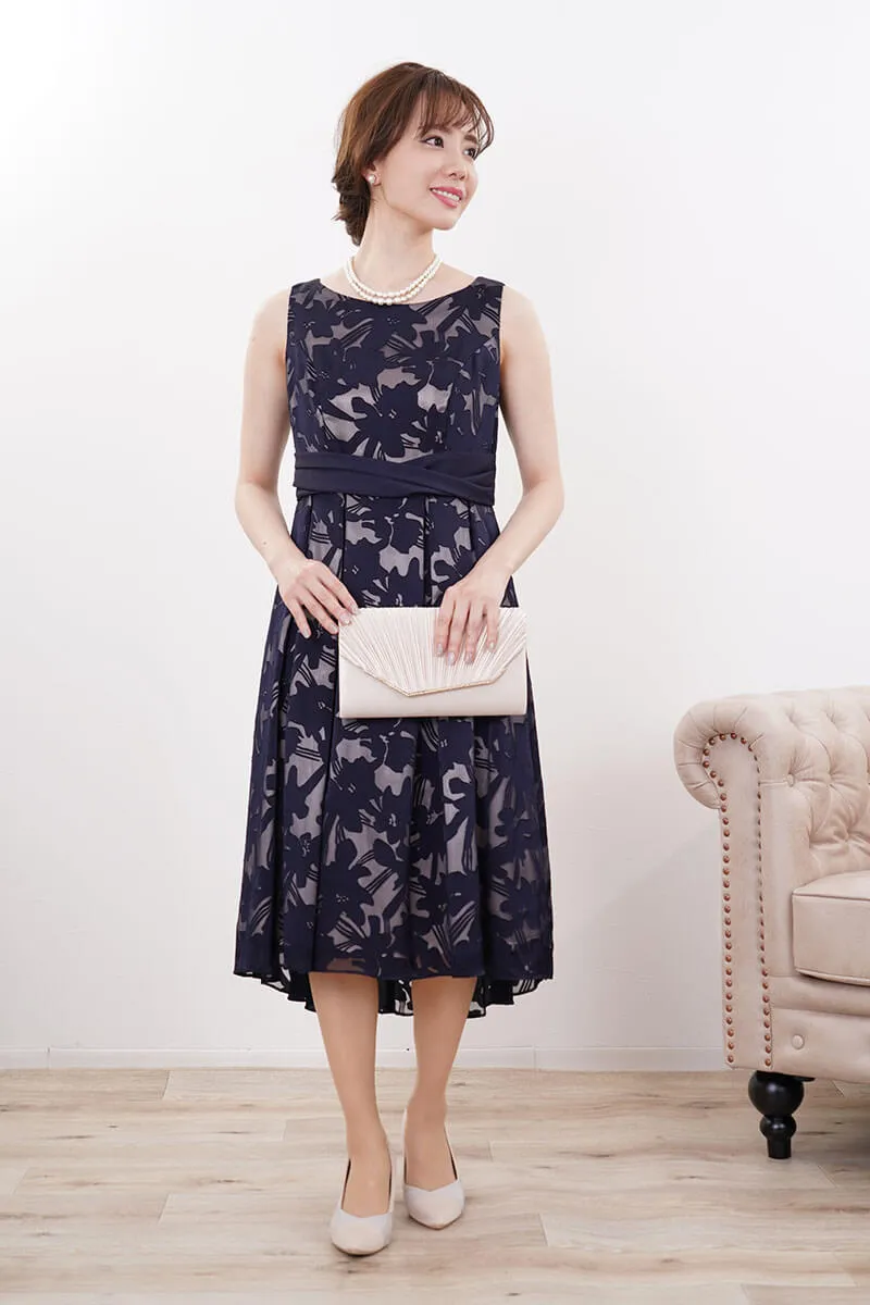 ネイビーのフラワーシアーフレアドレス