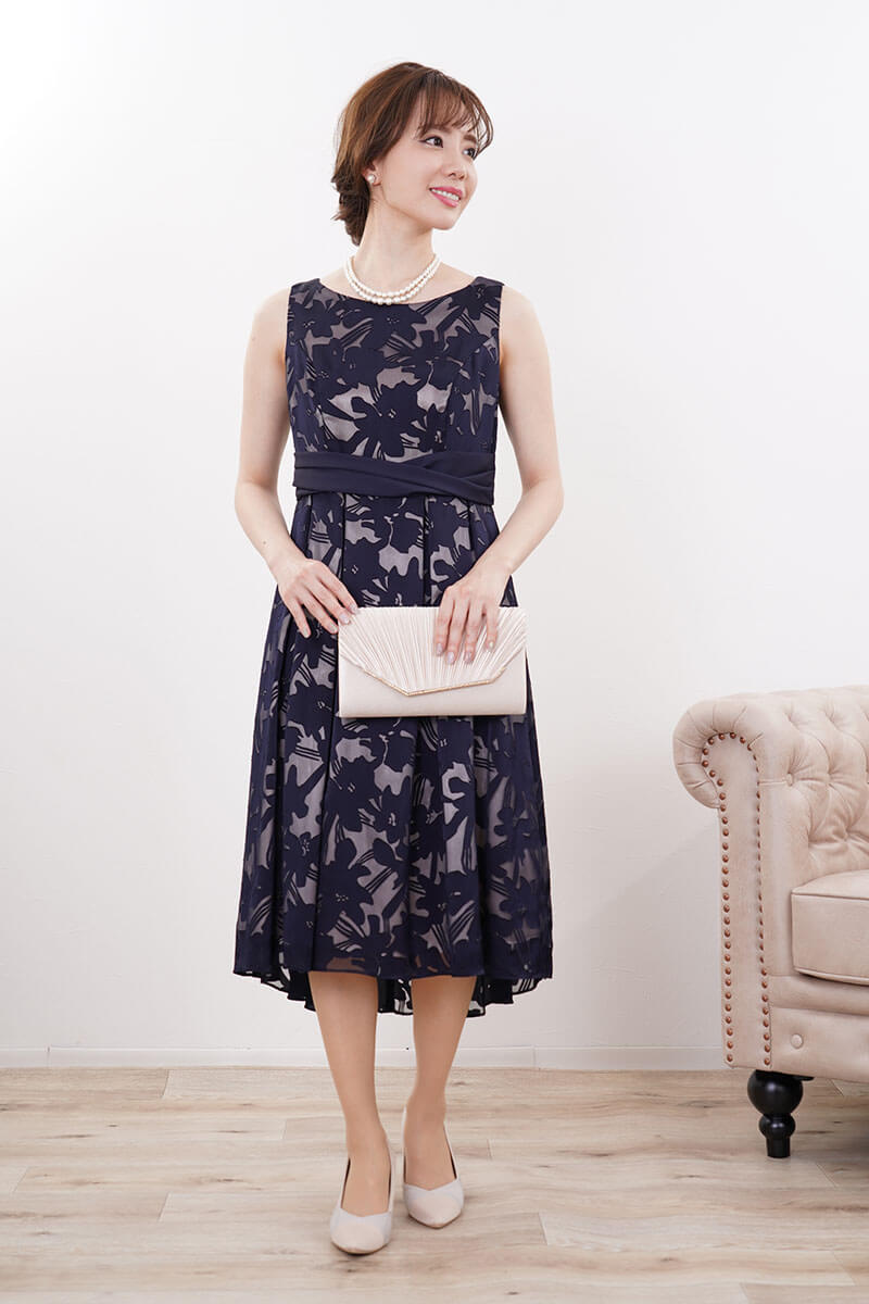 ネイビーのフラワーシアーフレアドレス