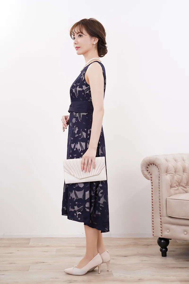 ネイビーのフラワーシアーフレアドレス