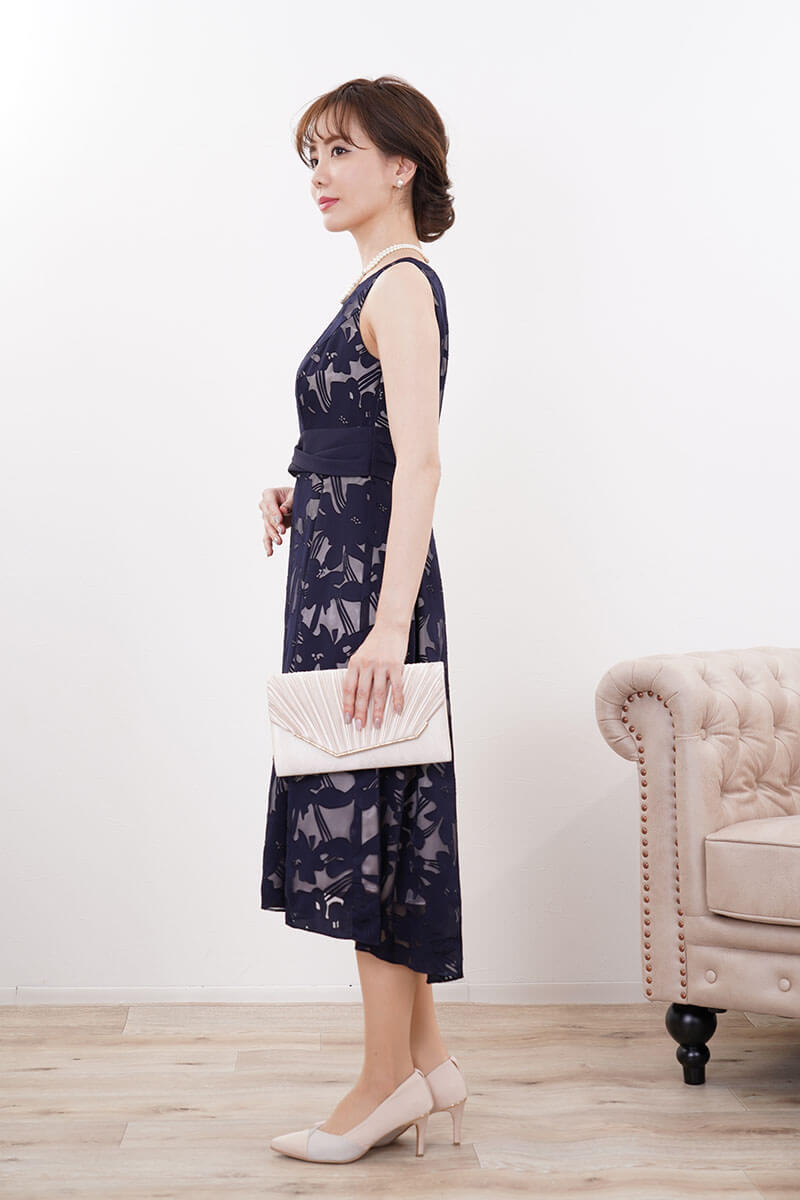 ネイビーのフラワーシアーフレアドレス
