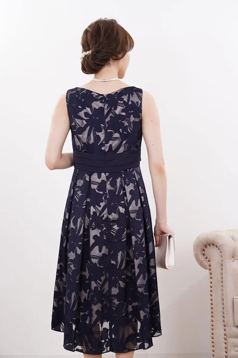 ネイビーのフラワーシアーフレアドレス