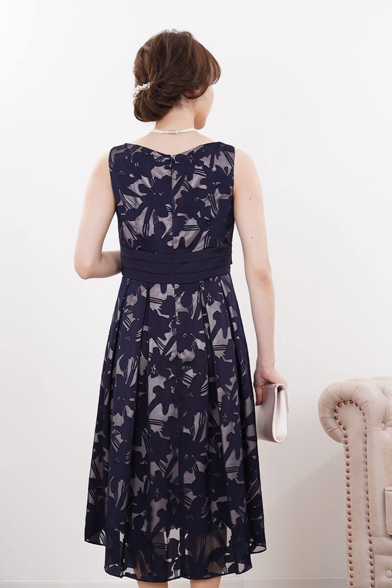 ネイビーのフラワーシアーフレアドレス