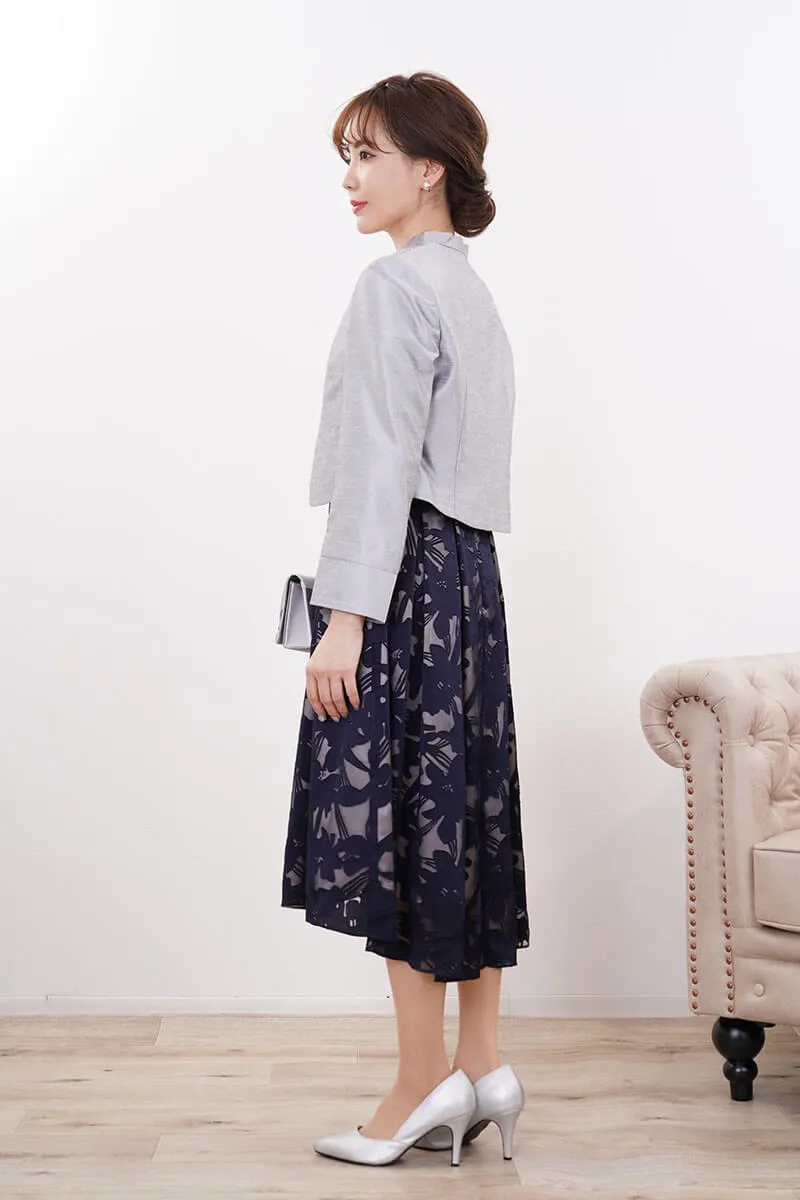 ネイビーのフラワーシアーフレアドレス