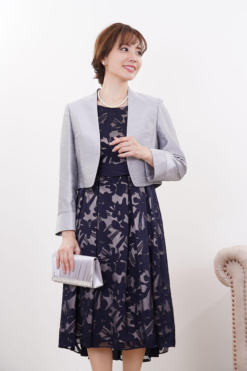 ネイビーのフラワーシアーフレアドレス