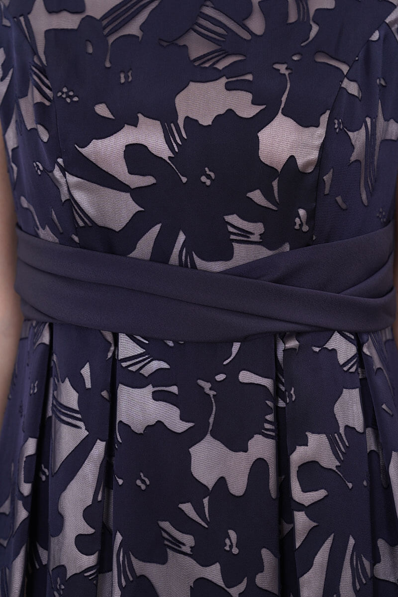 ネイビーのフラワーシアーフレアドレス