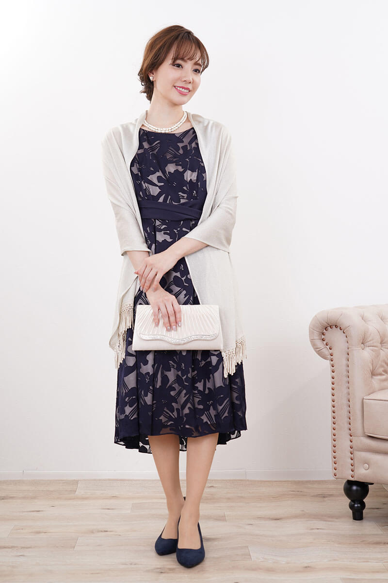 ネイビーのフラワーシアーフレアドレス