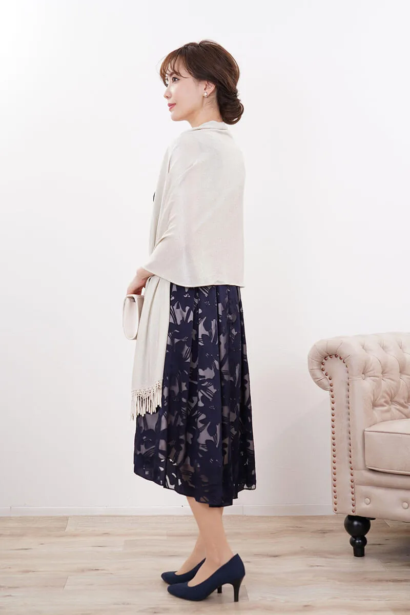 ネイビーのフラワーシアーフレアドレス